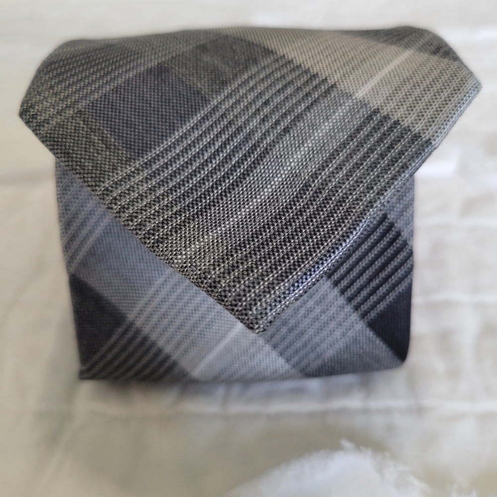 Calvin Klein Plaid Grey & Blue 100% Silk Tie Like New